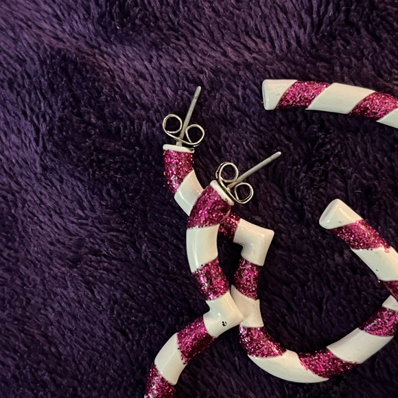 🆕Heart earrings brightly colored in white and purple stripes. NIB. - Picture 13 of 13